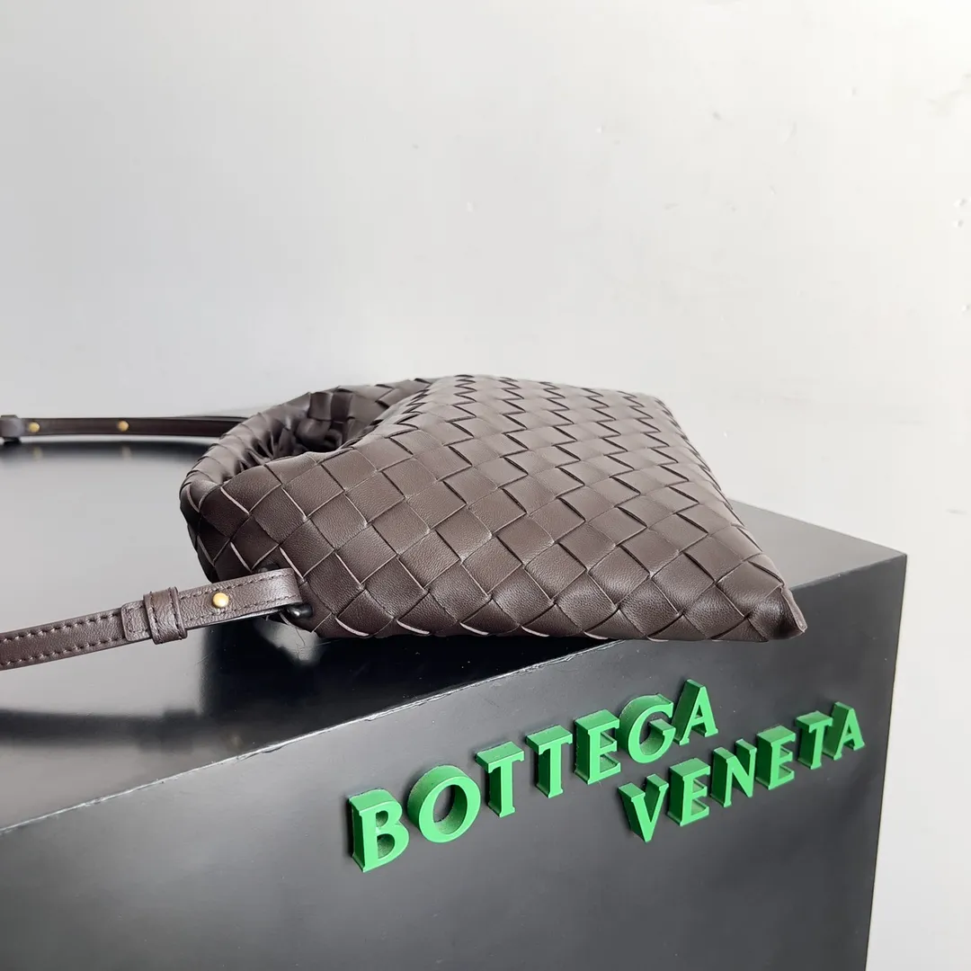 Batch 1400 BV 24 early spring new mini Hop has finally arrived! ! ! The small one is really exquisite and textured, and really shows off your temperament! ! ! Its shoulder strap is detachable, so it can be carried by hand or worn cross-body, which is really very practical! Moreover, the 15ProMax mobile phone can also be placed, so there is no need to worry about the problem of not being able to place the mobile phone. 📱 Style number: 777586 Size: 25.5*14.5*11cm